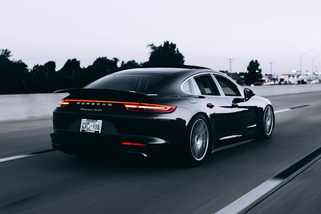 Gece yolda siyah Porsche Panamera, tam araç PPF