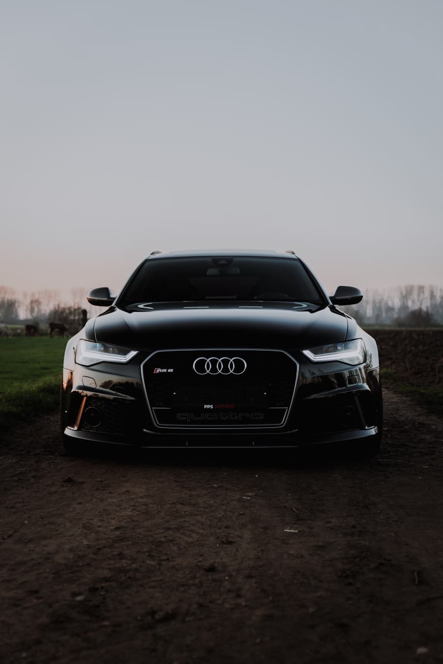 Siyah Audi RS6 ön görünüm, ön set PPF bölgesi